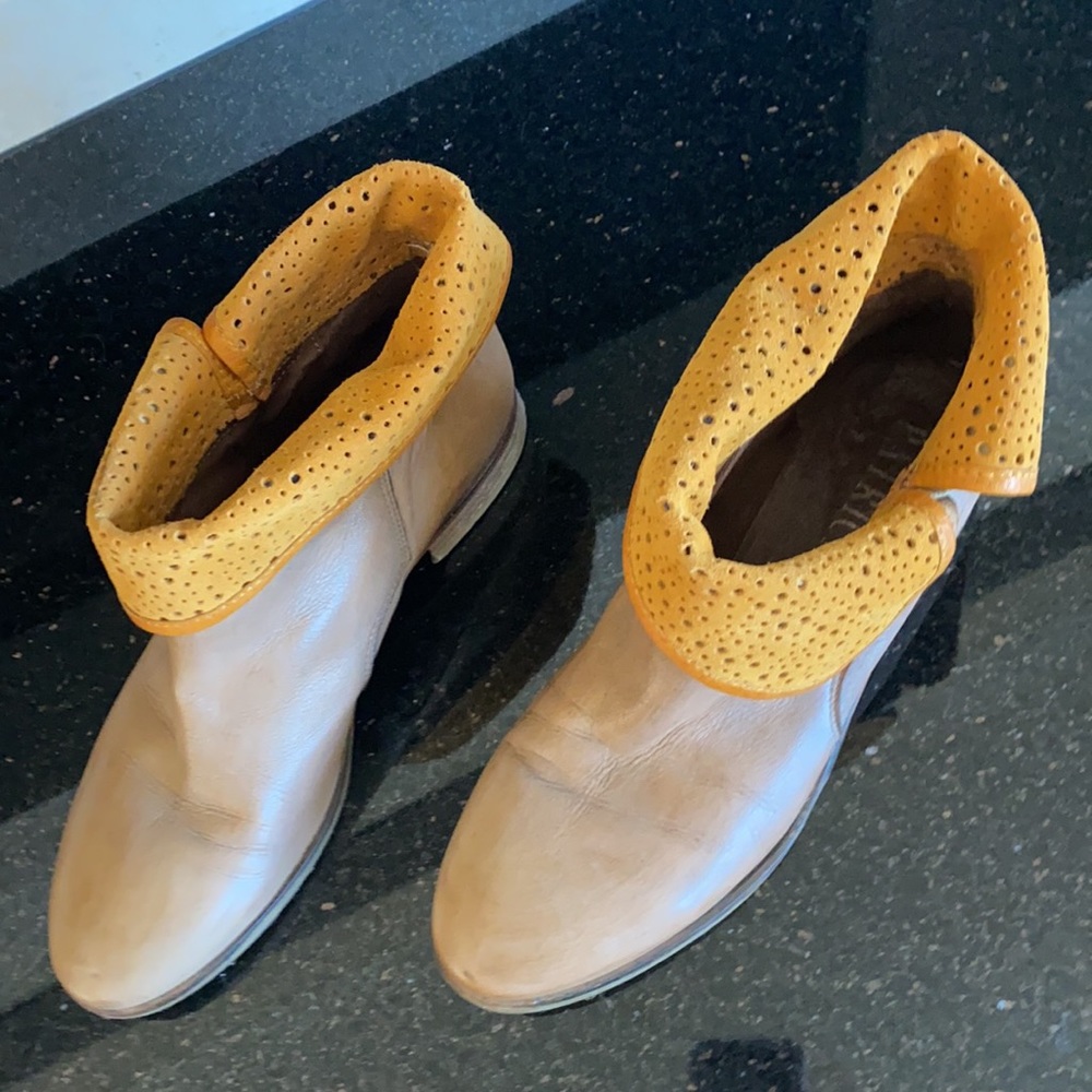 Italian leather booties. - Picture 2 of 4